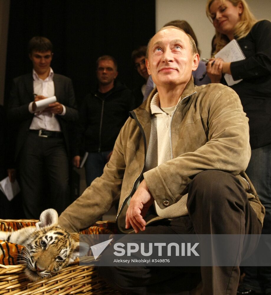 Vladimir Putin presented tiger cub to journalists