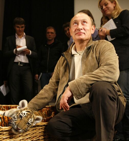 Vladimir Putin presented tiger cub to journalists