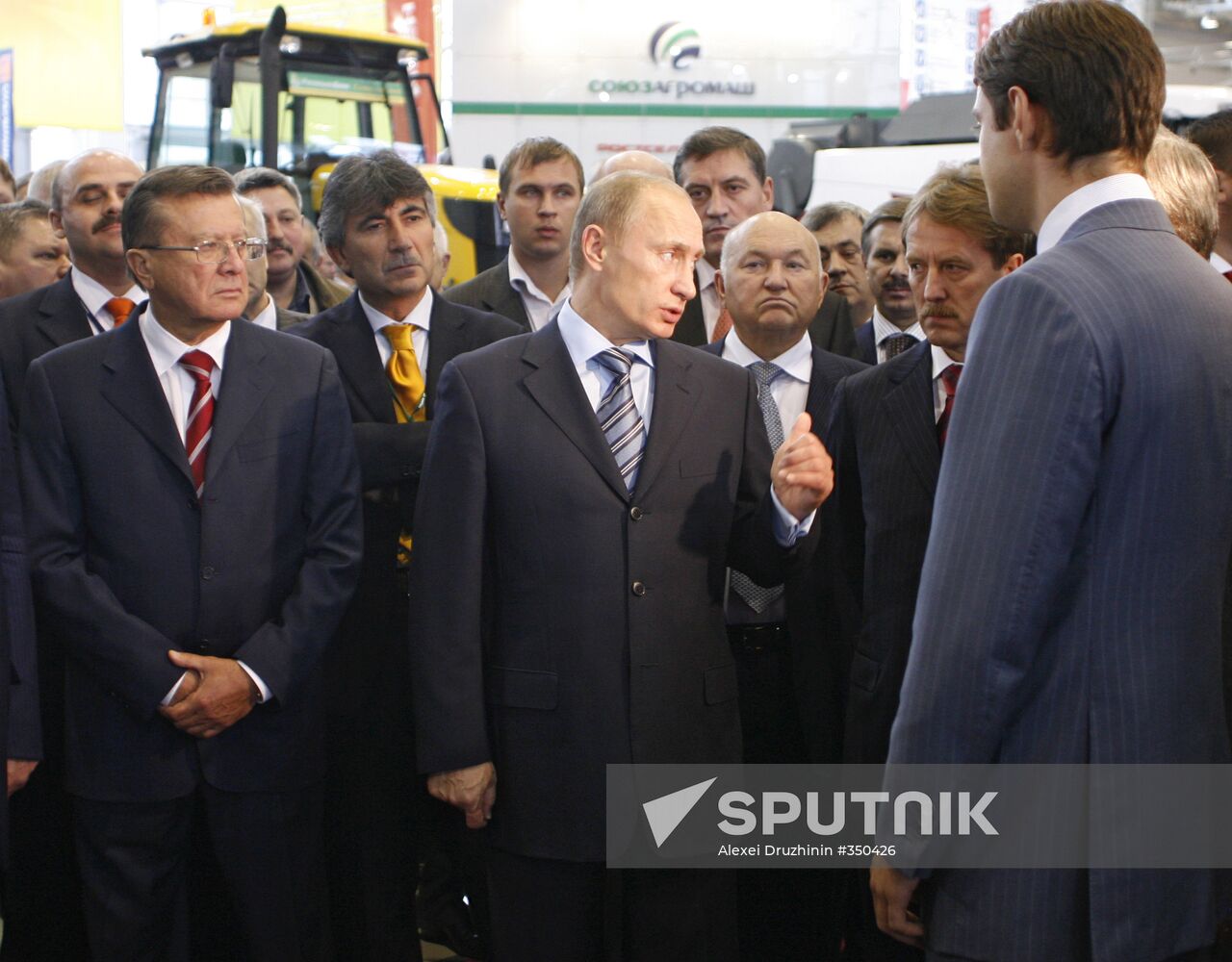 Putin visits agricultural exhibition Golden Fall