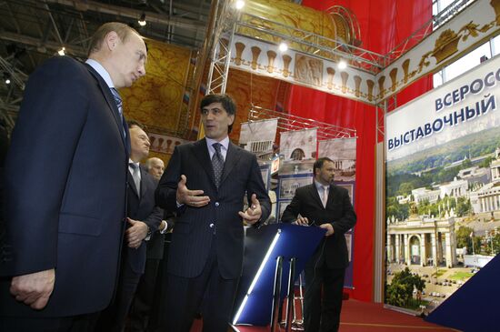 Putin visits agricultural exhibition Golden Fall