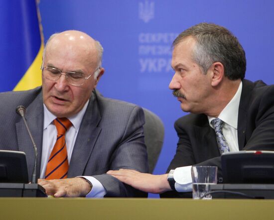 News conference given by Viktor Pinzenik and Vladimir Stelmakh