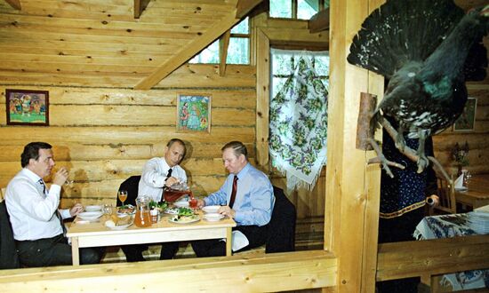 Vladimir Putin, Leonid Kuchma and Gerhard Schroeder