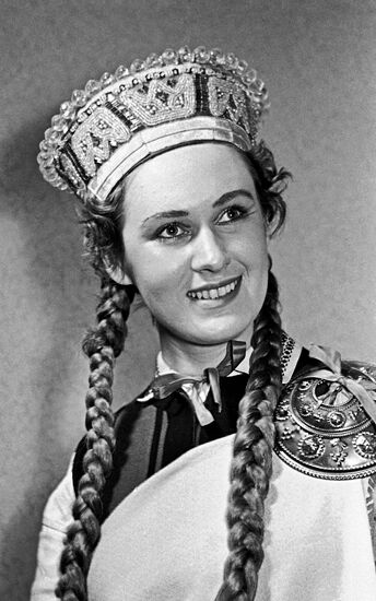 Rosma Eiche in play "Saulgrieji"