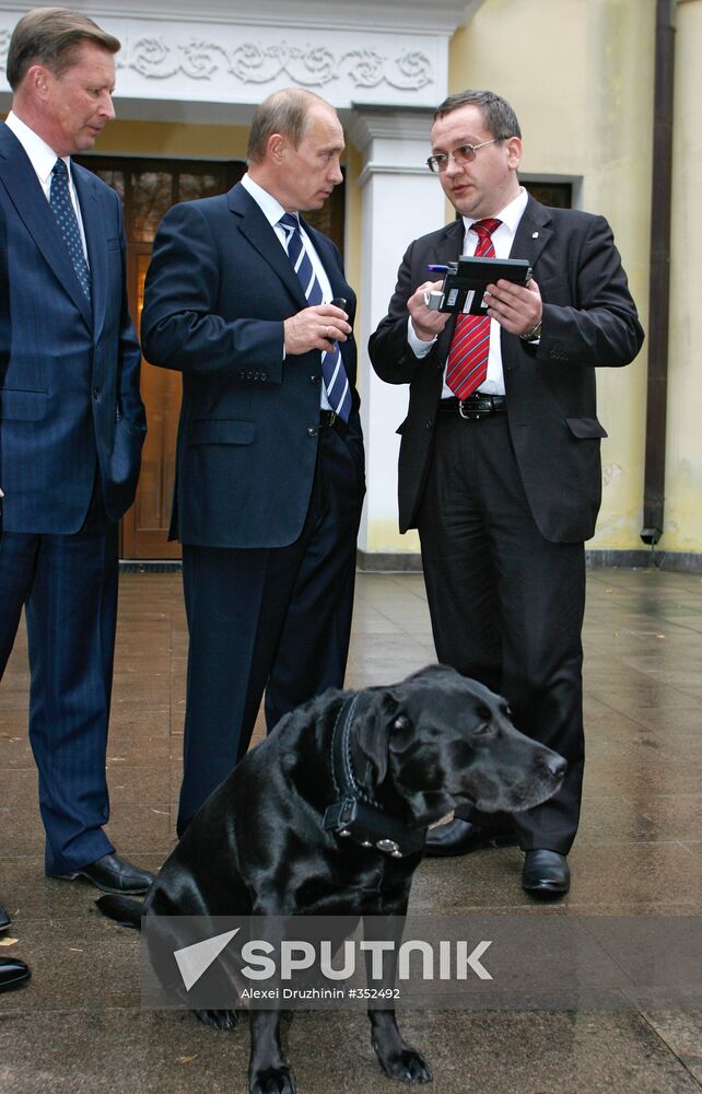 Vladimir Putin put GLONASS collar on his dog