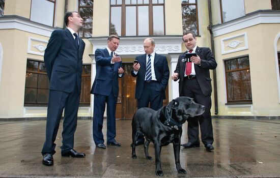 Vladimir Putin put GLONASS collar on his dog