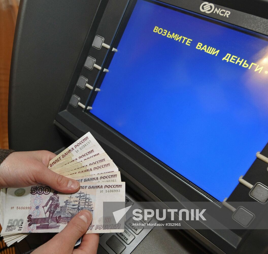 Withdrawing cash from cash dispenser