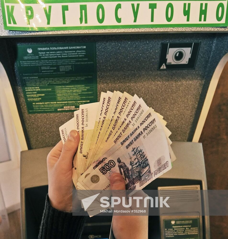 Withdrawing cash from cash dispenser