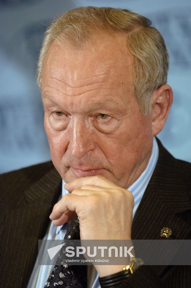 News conference on the YCL's 90th anniversary