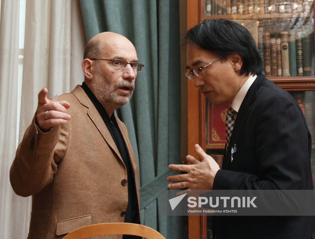 News conference given by Ikuo Kameyama and Boris Akunin