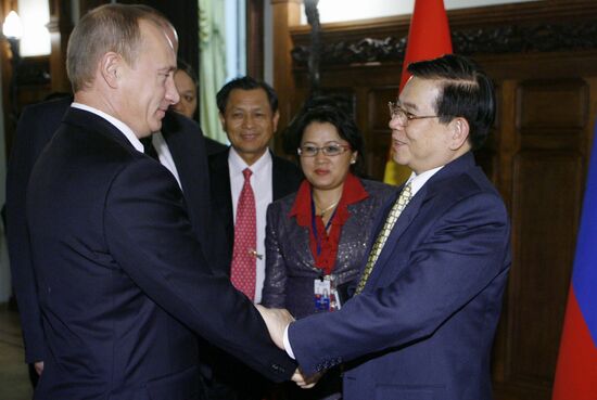 Vladimir Putin and Nguyen Minh Triet