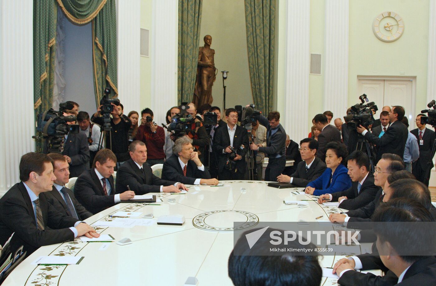 President Dmitry Medvedev meets with Chinese prime minister