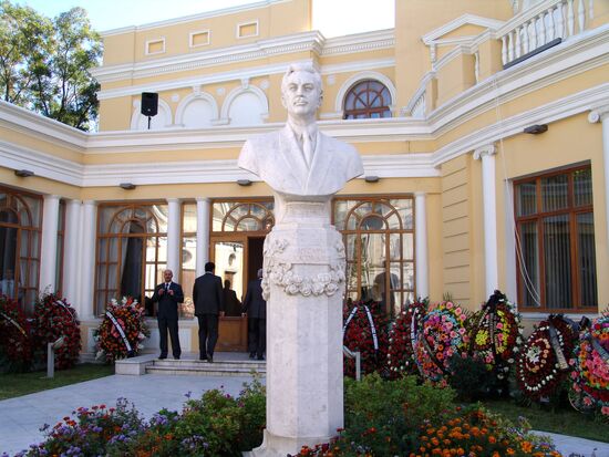 Paying last respects to Muslim Magomayev in Baku