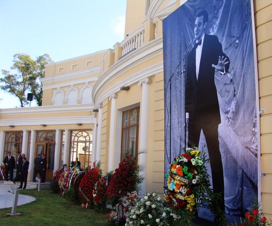 Paying last respects to Muslim Magomayev in Baku