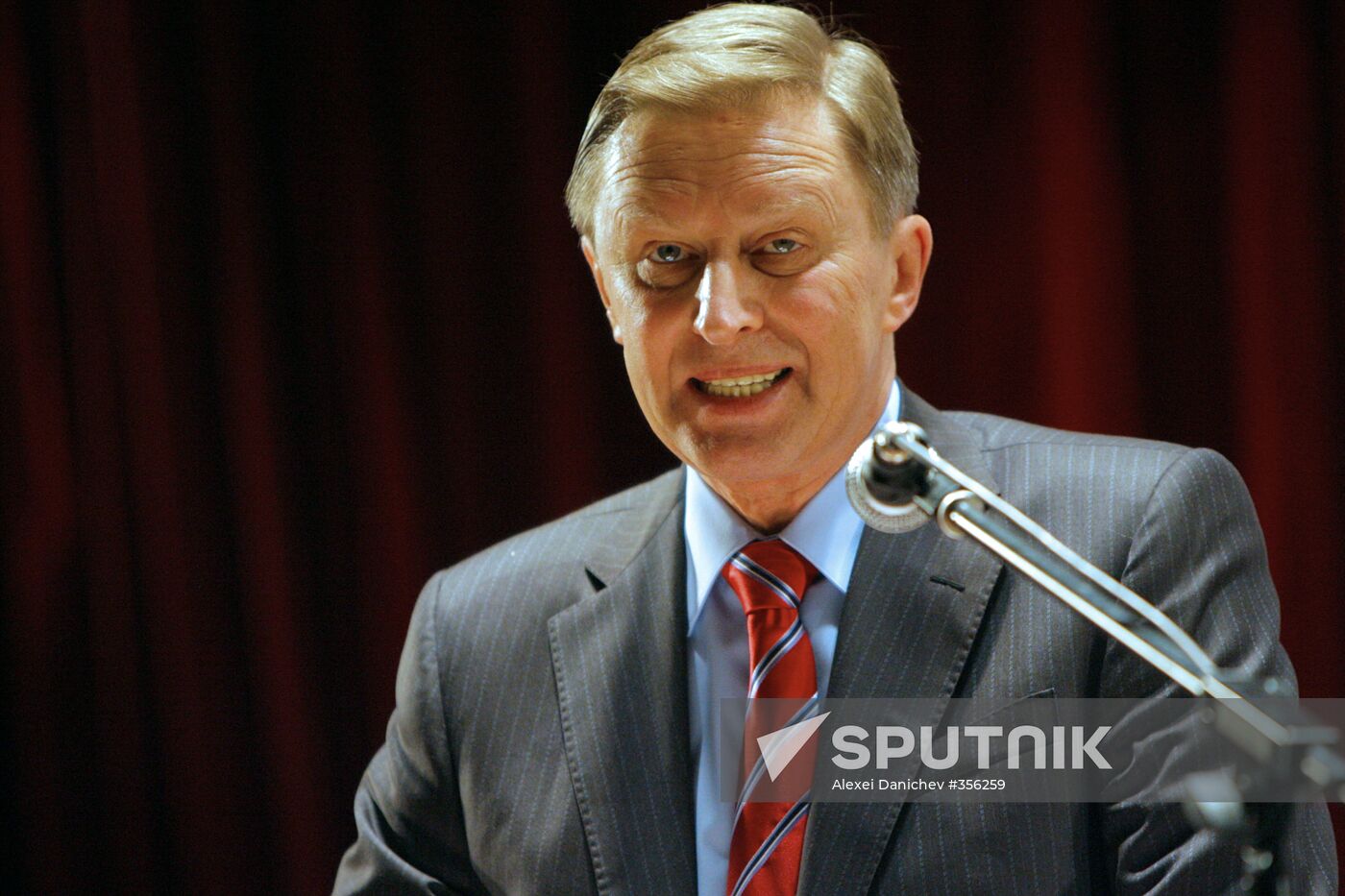 Vice-Prime Minister Sergei Ivanov visits the Severnaya Verf shi