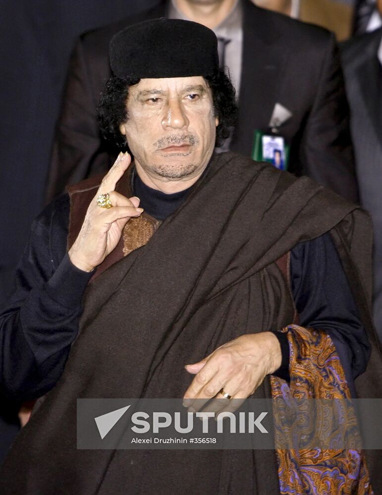 Vladimir Putin meets Muamar Gaddafi