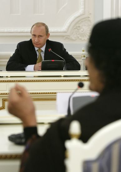 Vladimir Putin meets Muammar Gaddafi