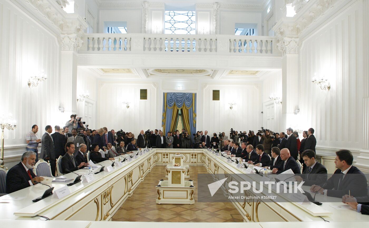 Vladimir Putin meets Muammar Gaddafi