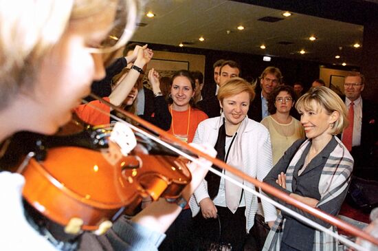 Putina and Schroeder-Koepf meeting with youth at Moscow's forum