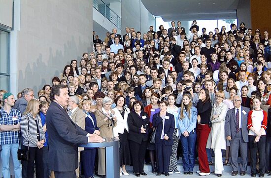 Schroeder with Russian-German Forum participants