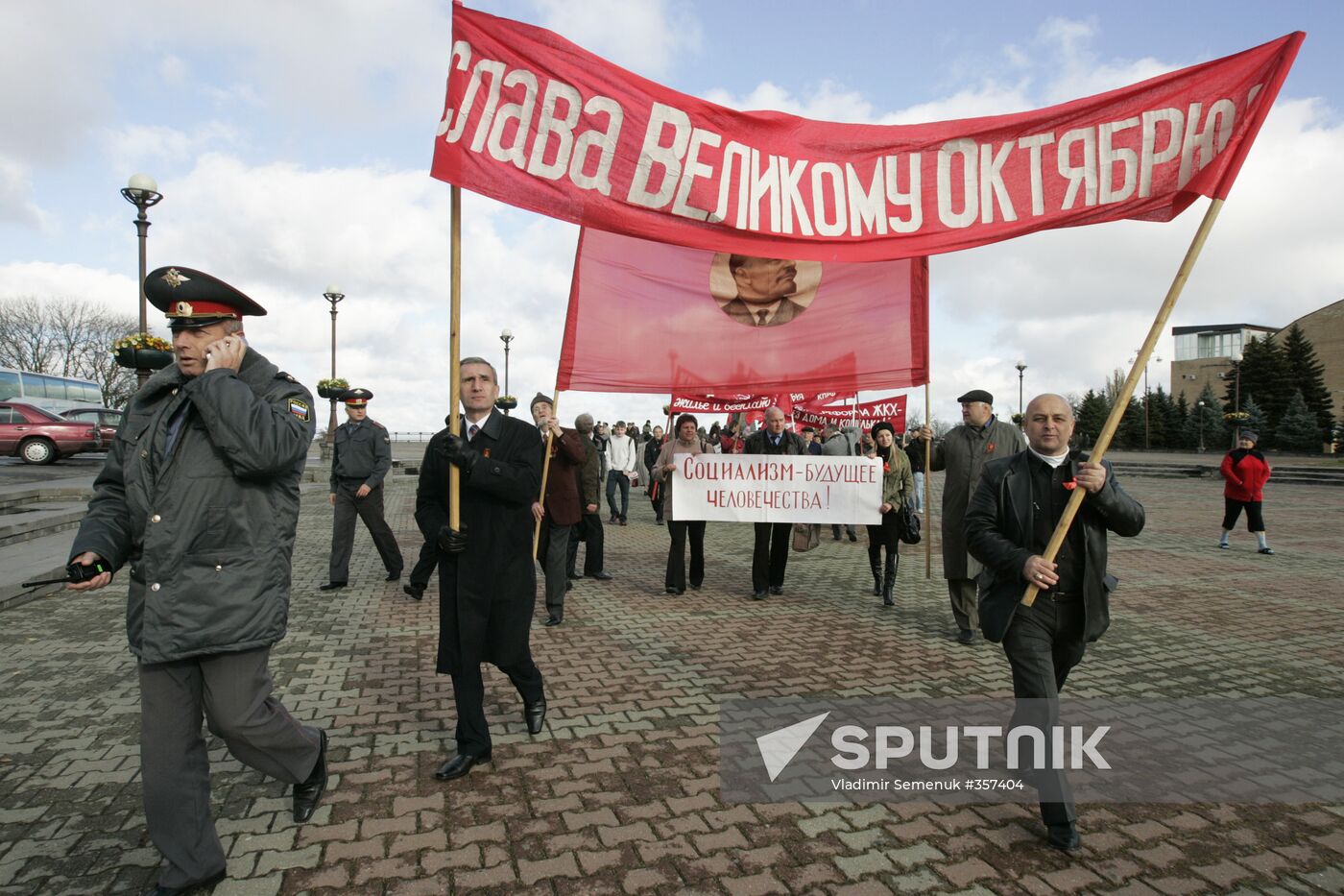 Communists celebrate 91st Bolshevik revolution anniversary