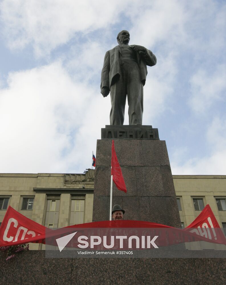 Communists celebrate 91st Bolshevik revolution anniversary
