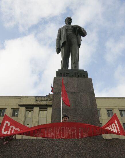 Communists celebrate 91st Bolshevik revolution anniversary