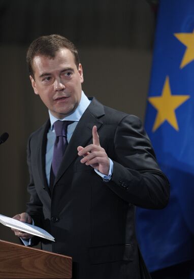Dmitry Medvedev meets with Russian, EU industrialists