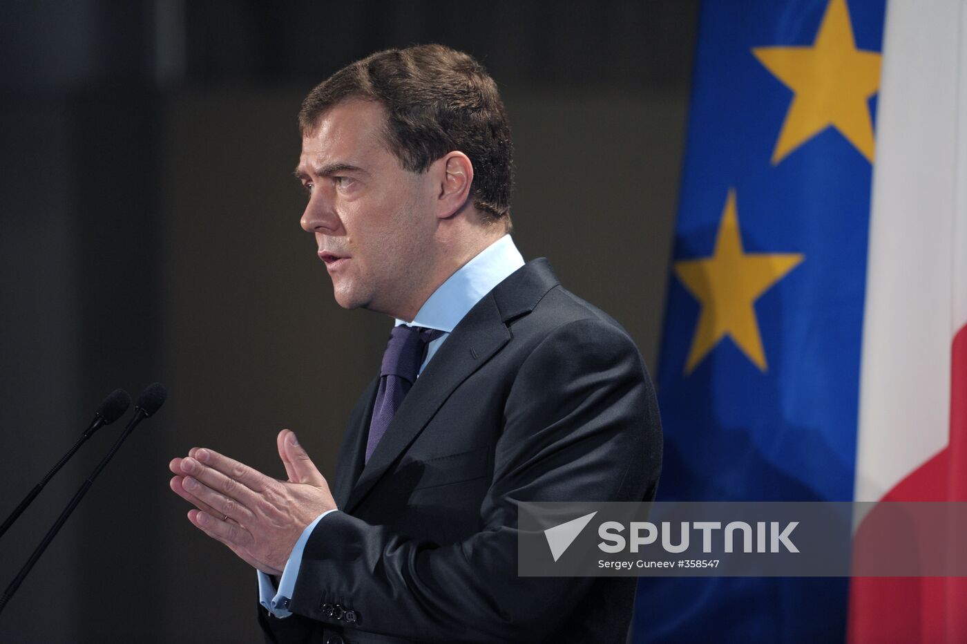 Dmitry Medvedev meets with Russian, EU industrialists