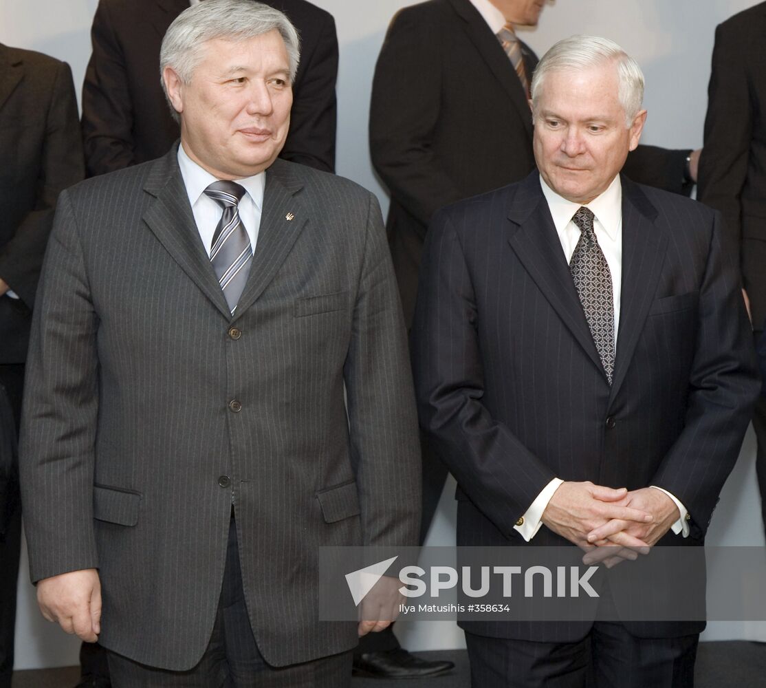 Yury Yekhanurov and Robert Gates