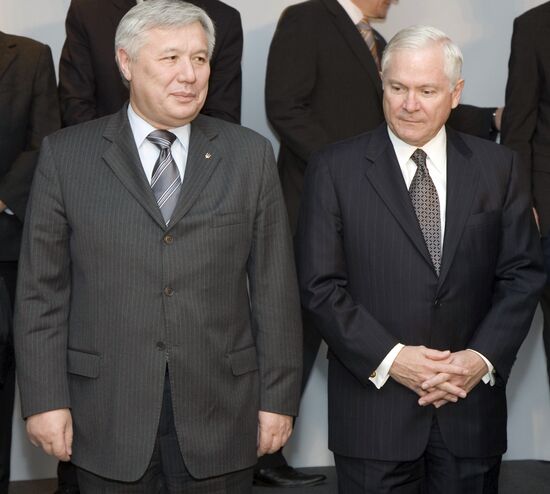 Yury Yekhanurov and Robert Gates