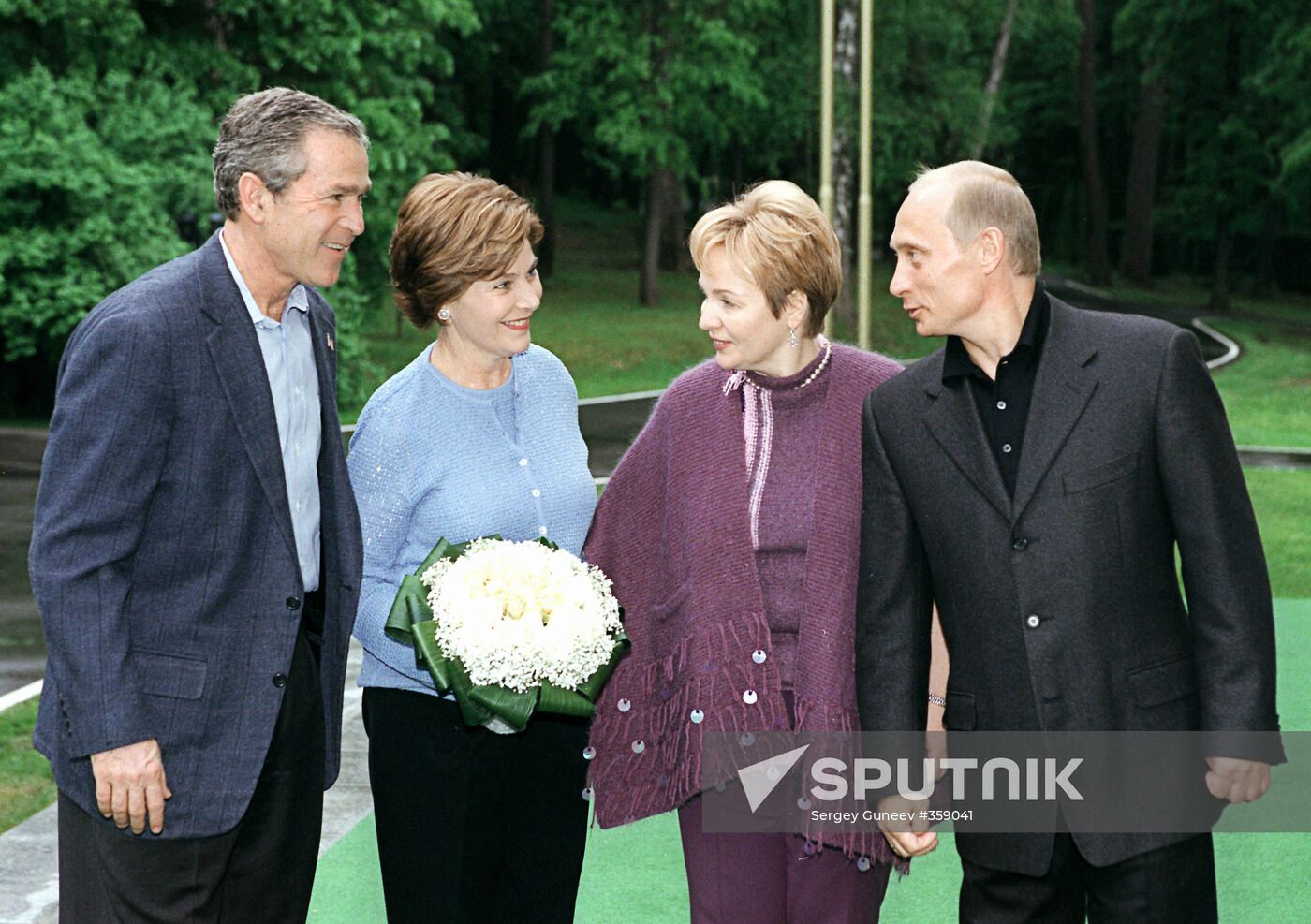 Putin and Bush with spouses in Novo-Ogaryovo