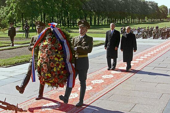 Putin and Bush at Piskaryov Cemetery in St. Petersburg