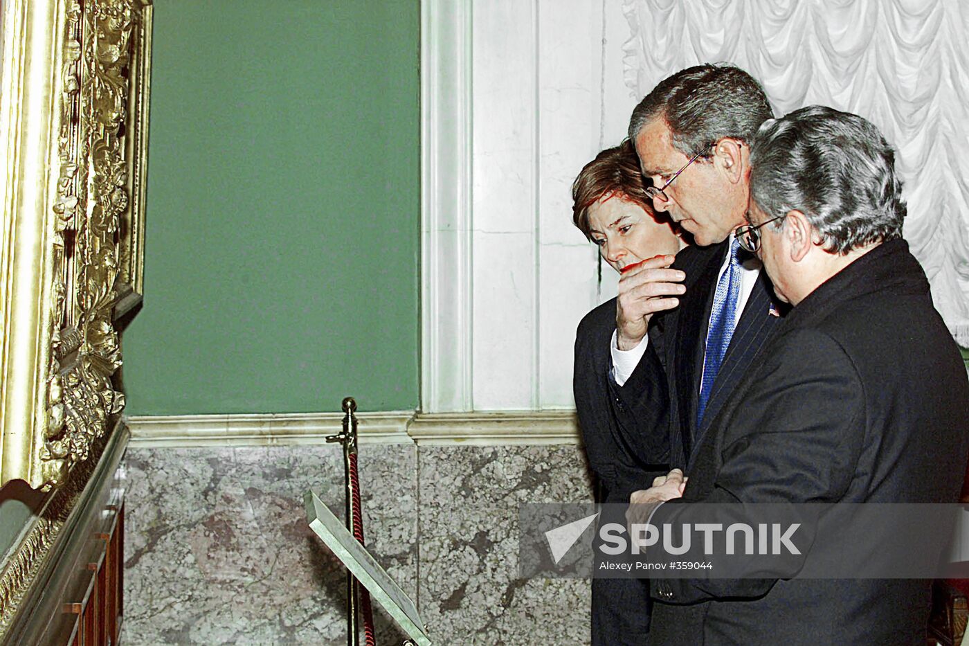 Putin and Bush with spouses in Novo-Ogaryovo