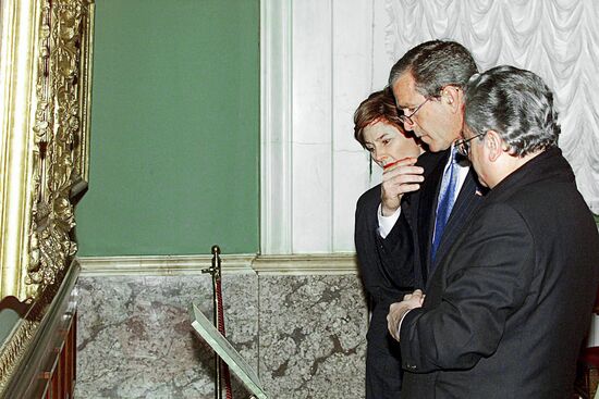 Putin and Bush with spouses in Novo-Ogaryovo