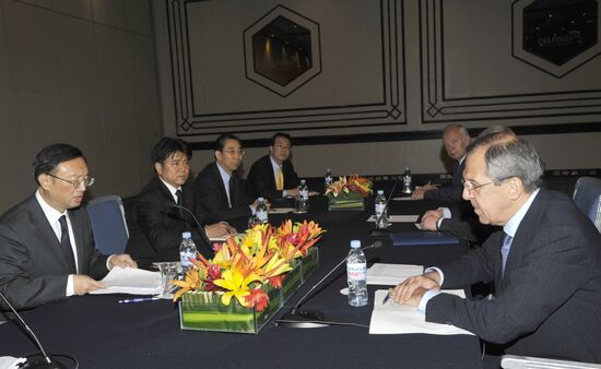 Russian and Chinese foreign ministers meet in Lima