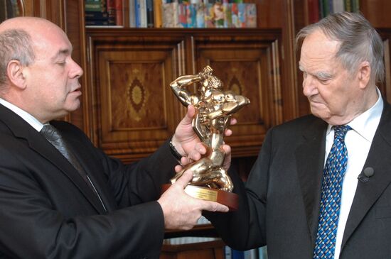 Sergei Kapitsa receiving TEFI-2008 award