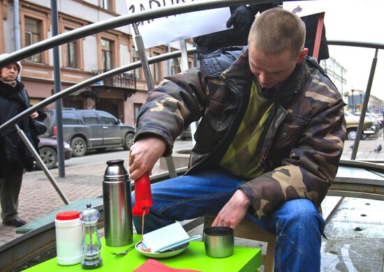 St.Petersburg resident eats up his savings book in public