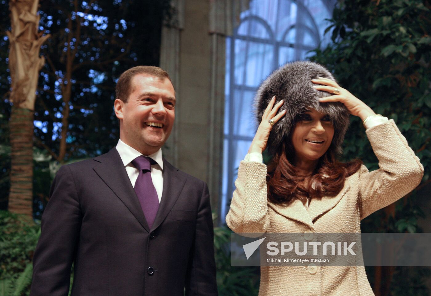 Dmitry Medvedev presents fur hat to Argentine president
