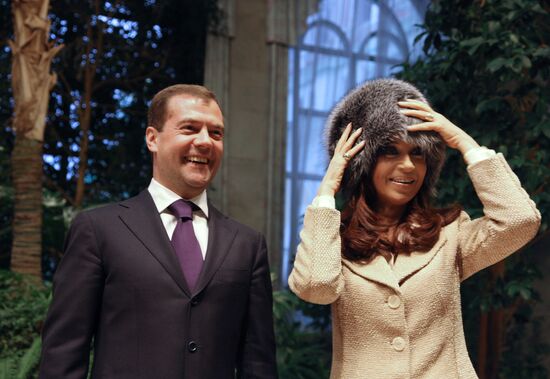 Dmitry Medvedev presents fur hat to Argentine president