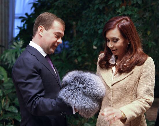 Dmitry Medvedev presents fur hat to Argentine president