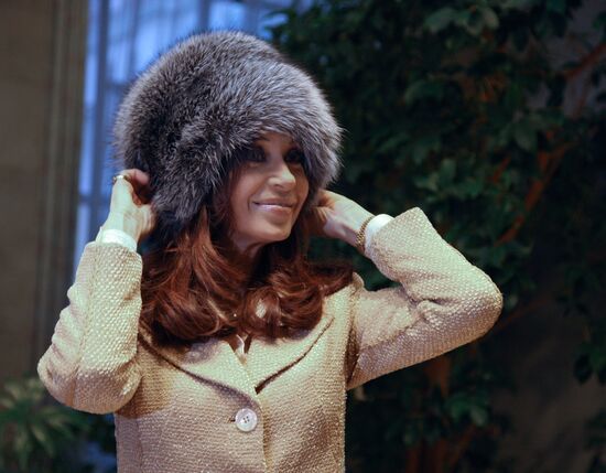 Dmitry Medvedev presented fur hat to Argentine president