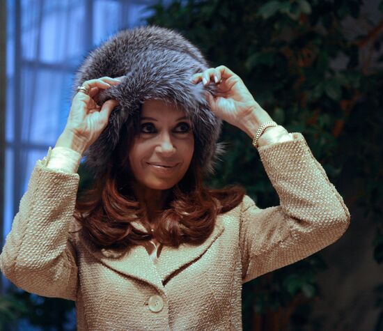 Dmitry Medvedev presented fur hat to Argentine president