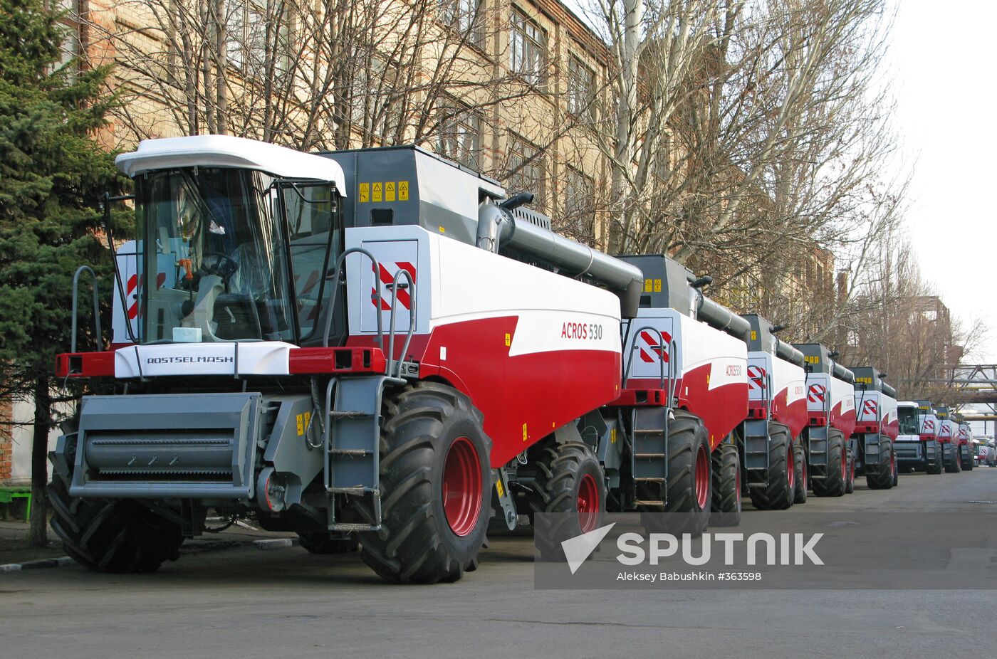 An ACROS-500 grain harvester