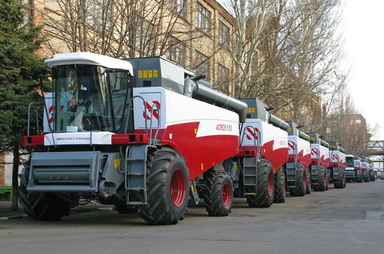 An ACROS-500 grain harvester