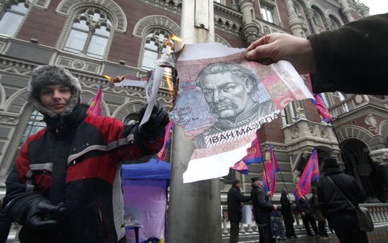 Protesting grivna's devaluation at Ukraine's national bank