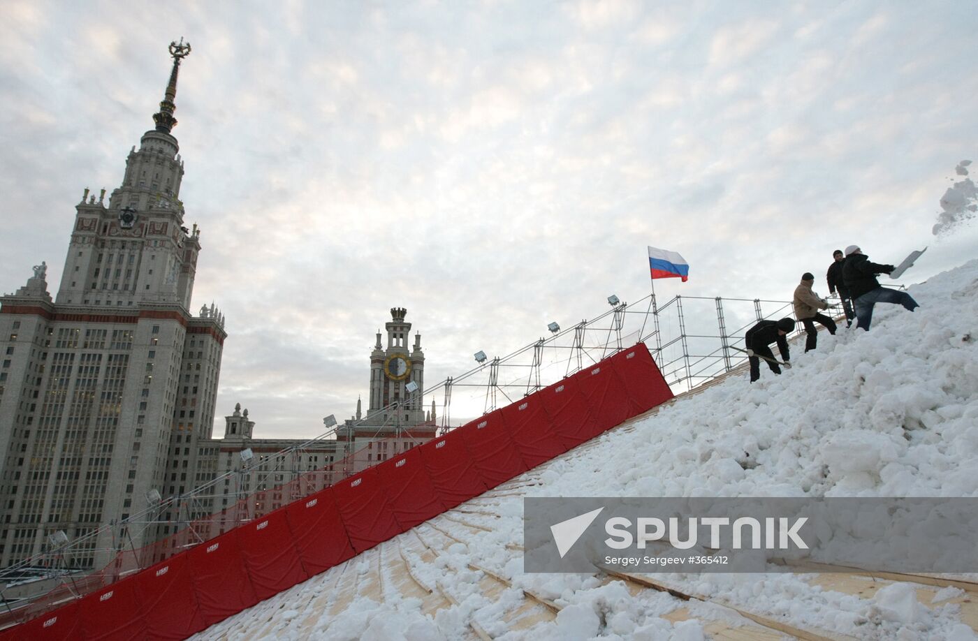 Installing a ski ramp on Vorobyovy Gory