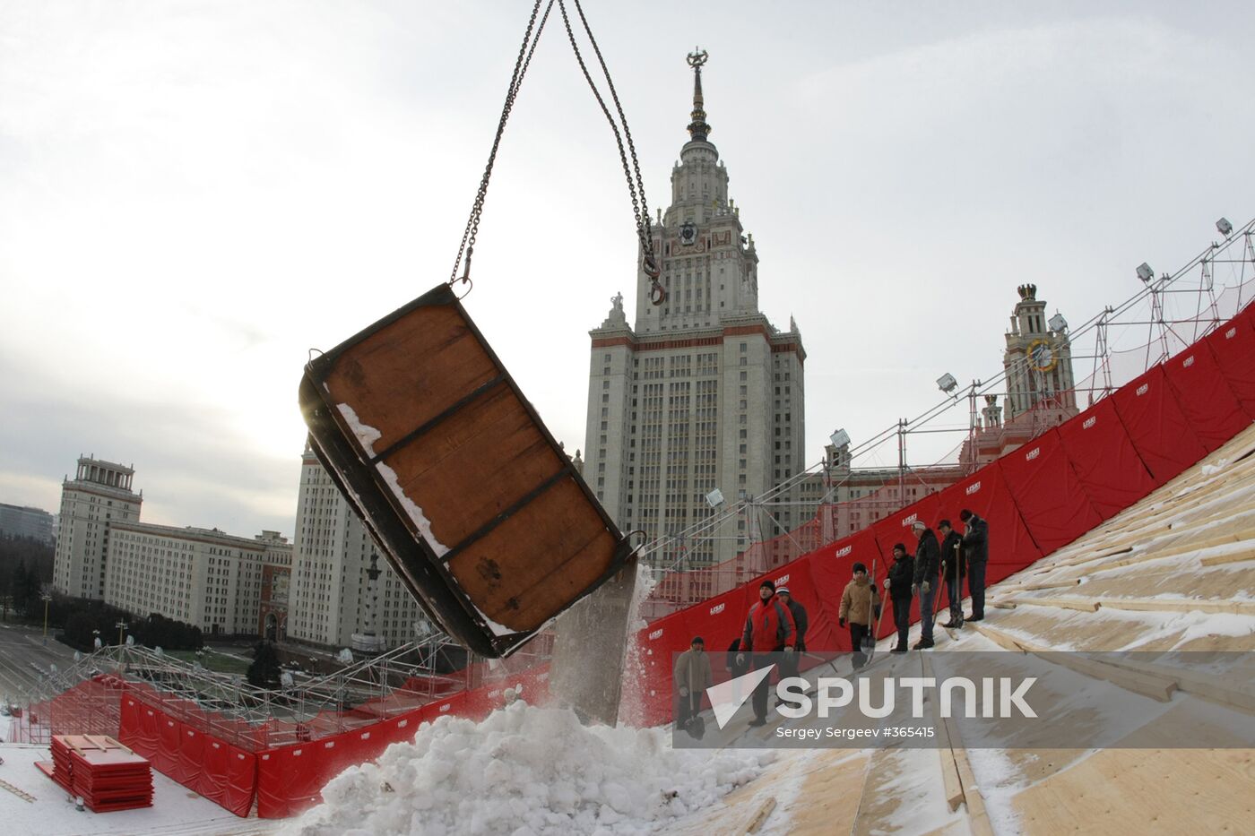 Installing a ski ramp on Vorobyovy Gory
