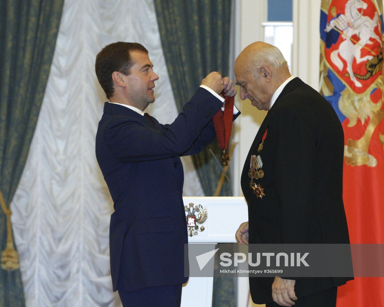President Dmitry Medvedev presents state awards
