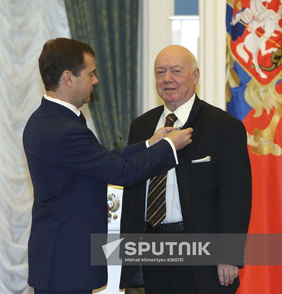 President Dmitry Medvedev presents state awards