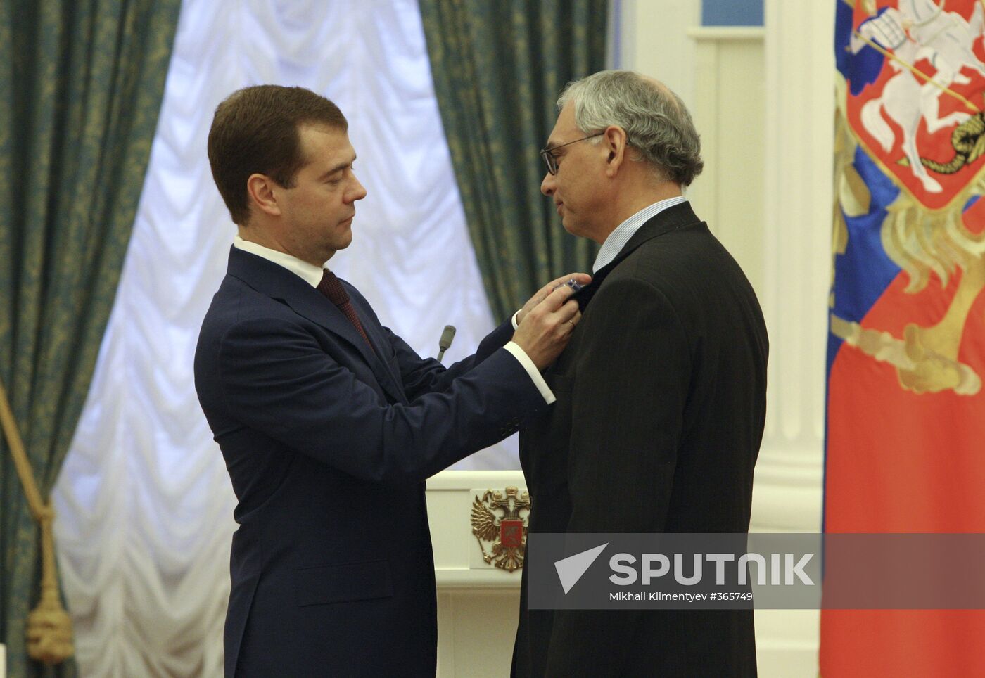 President Dmitry Medvedev presents state awards